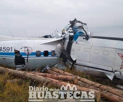 16 muertos tras estrellarse avión