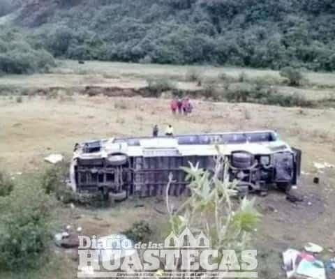Autobús cae a abismo; al menos 11 muertos