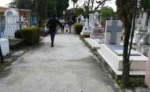 Restringen los cementerios