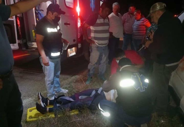 Dos heridos en salida de camino; Roberto y Mariana auxiliados por PC de Matlapa