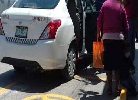 Taxistas bajan pasaje en lugares prohibidos