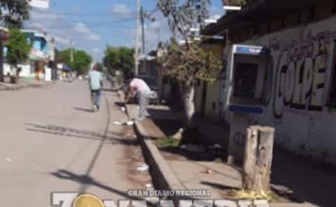 
Jornaleros arrojan basura en las calles
