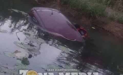 
Auto cayó  al canal    

