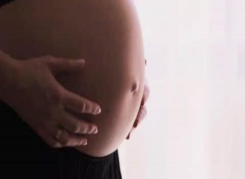 Orientan para prevenir embarazos en menores