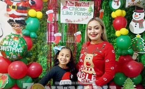 Selene y su hija en fiestas navideñas