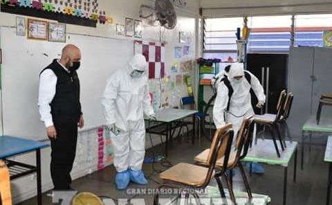Gobierno desinfecta 22 mil aulas escolares