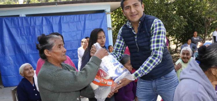 Goyo Cruz entregó apoyo alimentario 