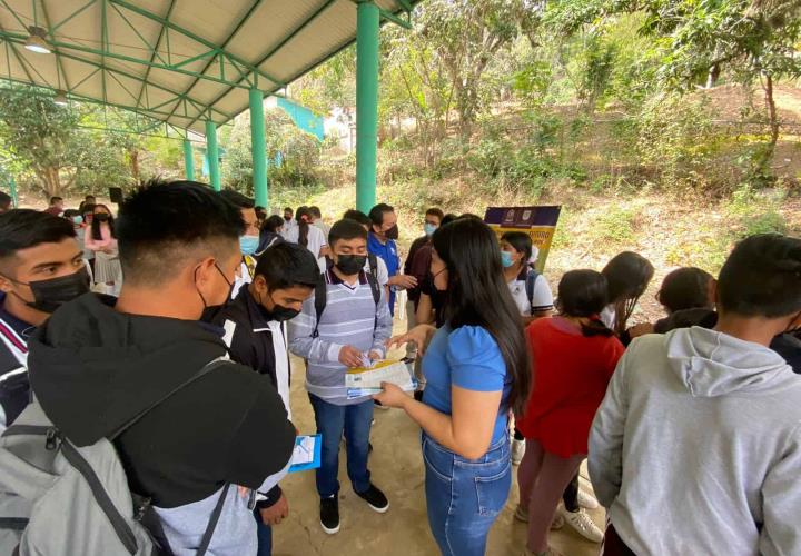 IMJUVE llevó Feria Profesiográfica a estudiantes en Tamán