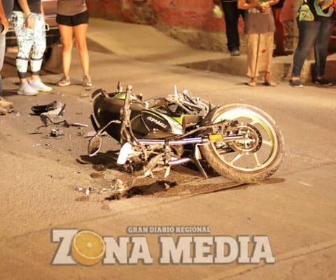 Motociclista herido al chocar con auto