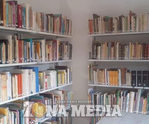 Biblioteca presta libros a usuarios