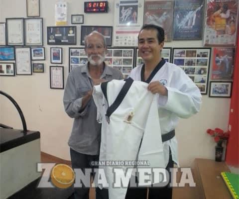 Practica taekwondo a  sus 70 años de edad