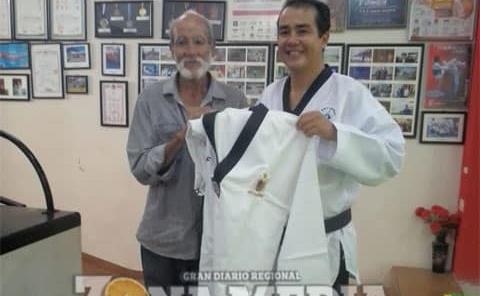 
Practica taekwondo a  sus 70 años de edad
