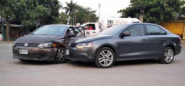 Dama causó choque de dos automóviles