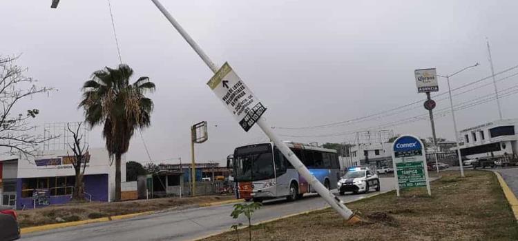 Autobús urbano chocó vs. poste