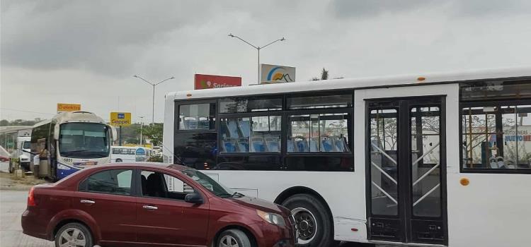 Vehículo colisionó contra un autobús