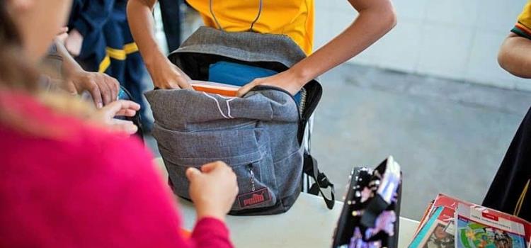 Reactivan revisión de mochilas en escuelas