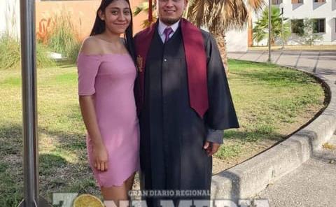 Luis García feliz por su graduación