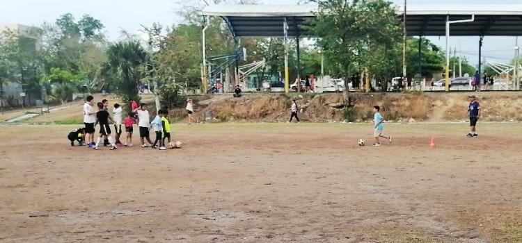 Entre piedras, niños practican su deporte