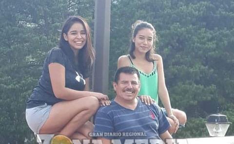 A Alejandro Padilla lo felicitan sus hijas