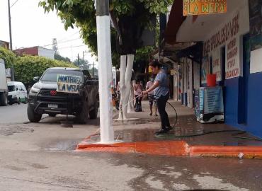 Matlapa: denuncian vecinos desperdicio de agua en calle Emiliano Zapata 