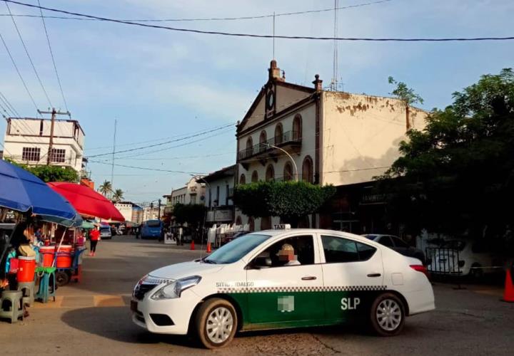 Aplican taxistas de Tamazunchale agandalle en tarifas; es un atraco