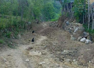 Urgen pobladores reparación de caminos: vía a Tetlalpan un desastre