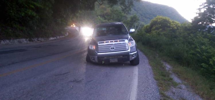 Camioneta se salió del camino