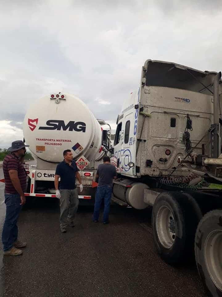 Aparatosa colisión de pipa y un tráiler