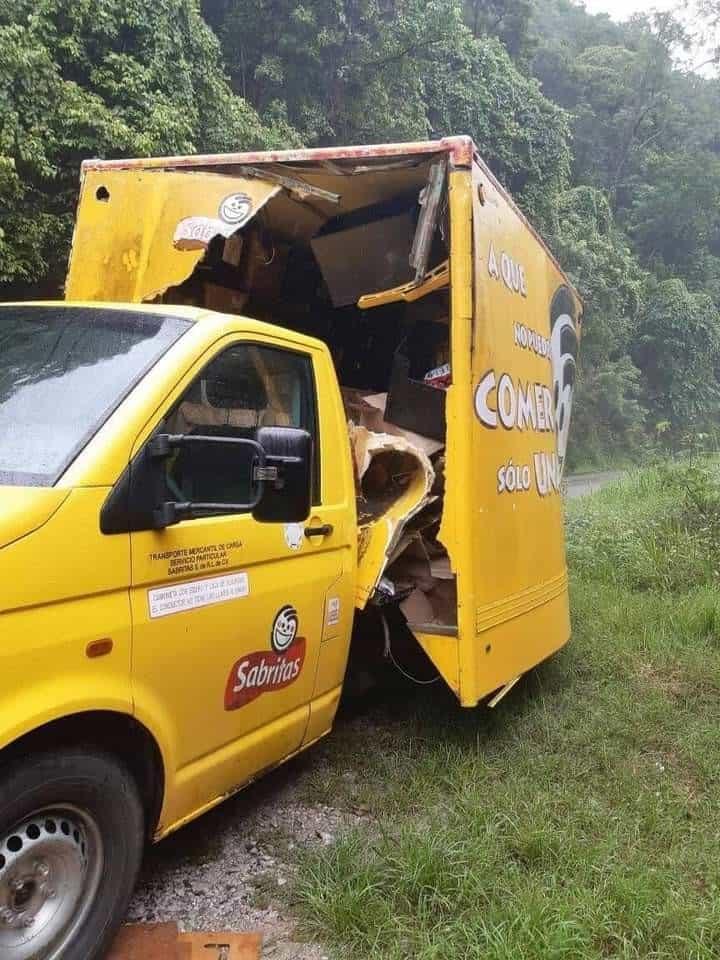 Camioneta “aplastada” por una enorme roca