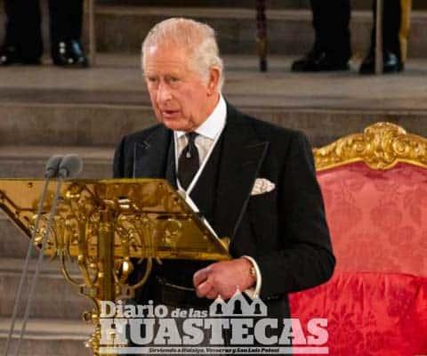 Carlos III promete respetar principios constitucionales