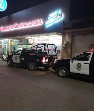 Policías patrullan Afuera de tiendas
