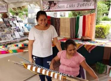 Artesanas de Ocuiltzapoyo en el festival de la Huasteca