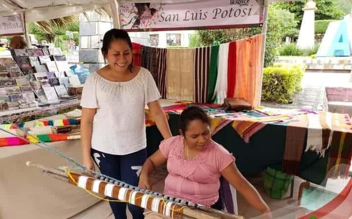 Artesanas de Ocuiltzapoyo en el festival de la Huasteca