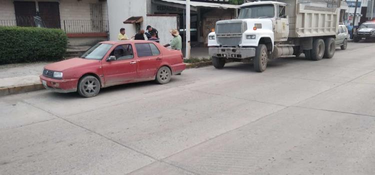 Camión de volteo impactó a un coche