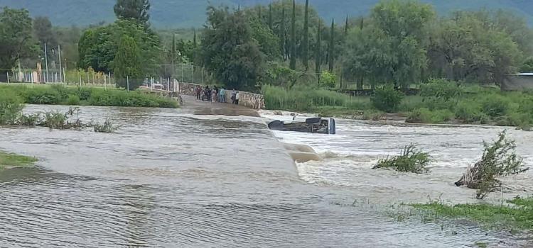 Río arrastró camioneta