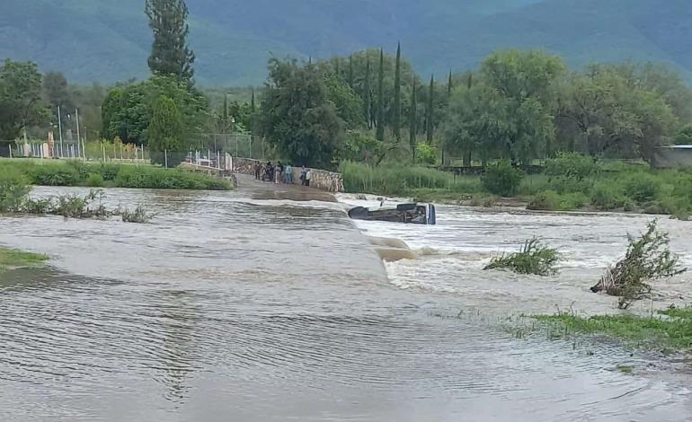 Río arrastró camioneta