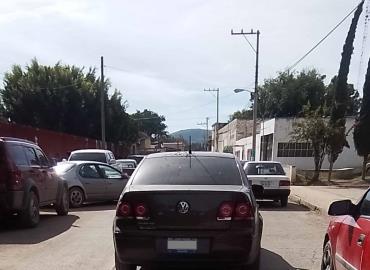 Existe caos vial en  calle "Moctezuma"