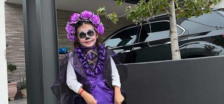 La niña Regina González disfruta sus tradiciones