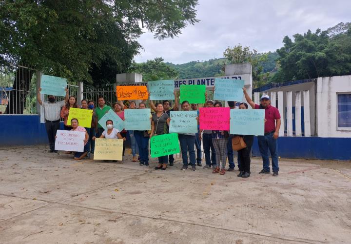 Arman catedráticos plantón pacifico del Colegios de Bachilleres 