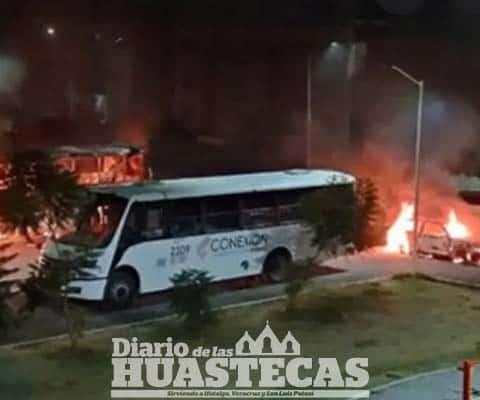 Queman vehículos y un  Oxxo en Guanajuato