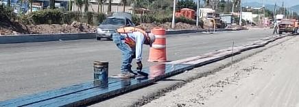 Obrero quemado  en obra de asfalto 