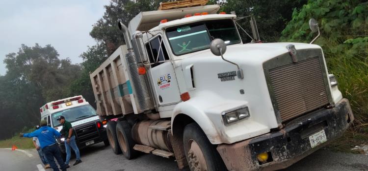 Camión cargado con cemento se accidentó