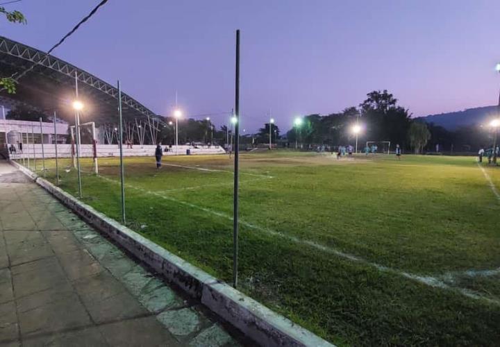 Dan mantenimiento a campo de futbol rápido de la UDETA