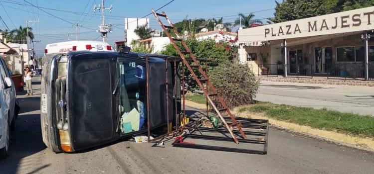 Aparatosa volcadura en el bulevar Ejército