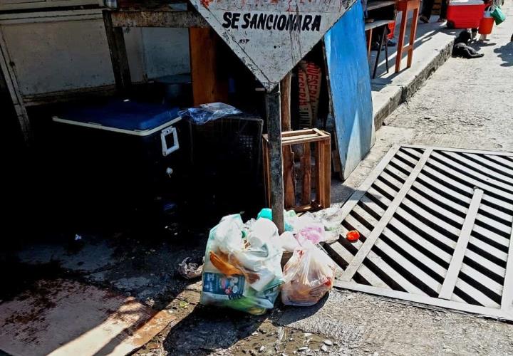 Comerciantes depositan basura en la vía pública 
