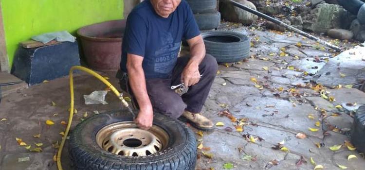 Baches afectan a automovilistas