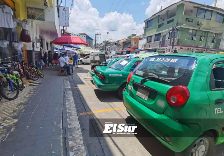 Taxistas hacen su agosto; cobran hasta 1200 pesos