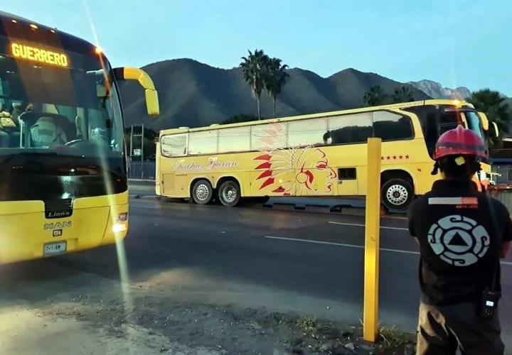 Choca autobús en Garza Sada; salió de Tamazunchale