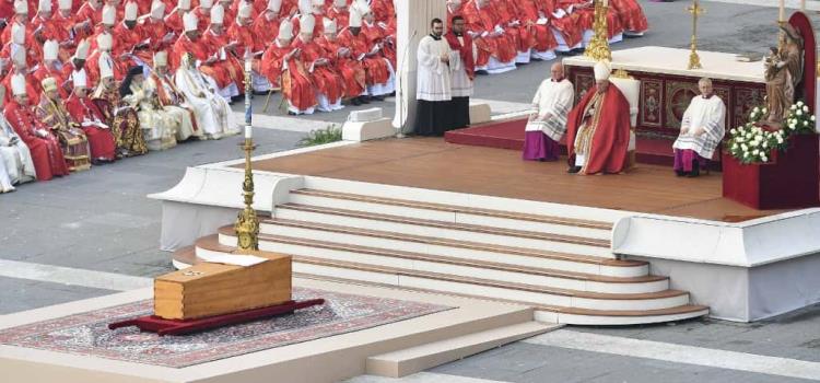 Miles de feligreses despiden a Benedicto