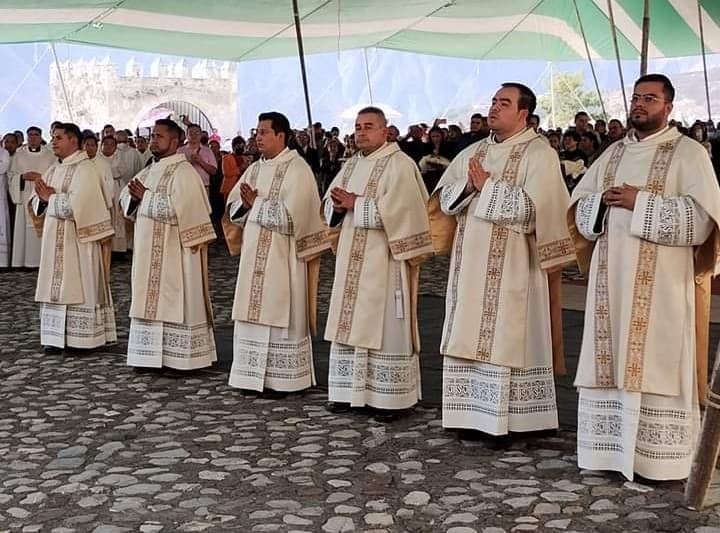 Obispo ordenó a seis sacerdotes y Diácono